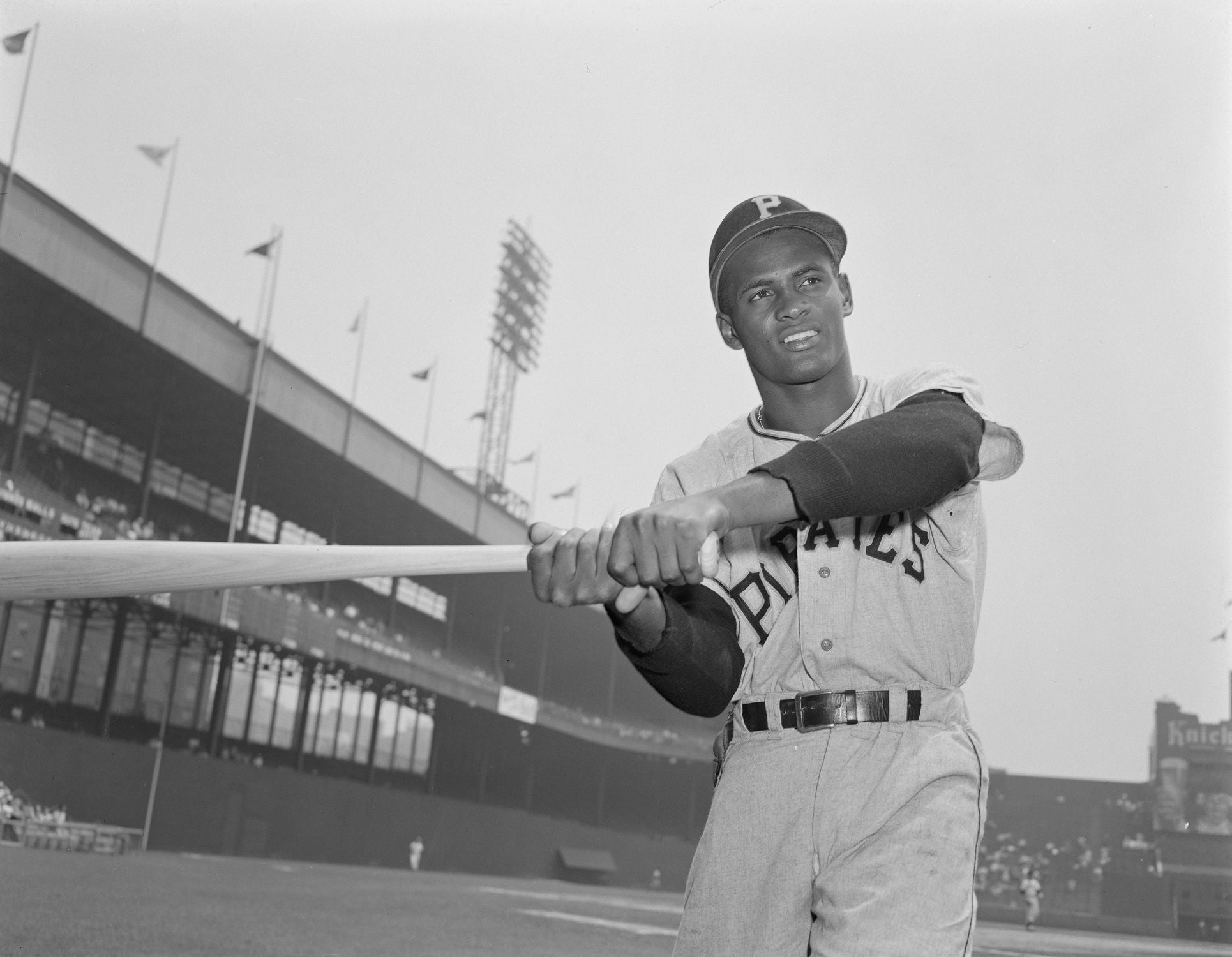 Roberto Clemente records 3,000th hit in final regularseason atbat